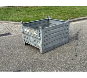 Gebruikte Stapelbak met klep aan korte zijde 1000x800x600mm Verzinkt Gebruikte Stapelbak met klep aan korte zijde 1000x800x600mm Verzinkt