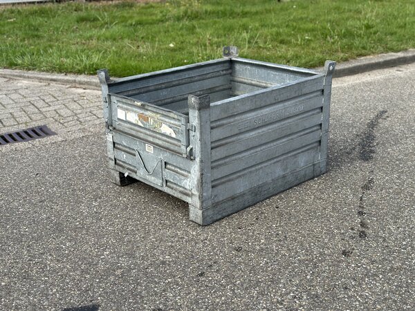 Gebruikte Stapelbak met klep aan korte zijde 1000x800x600mm Verzinkt