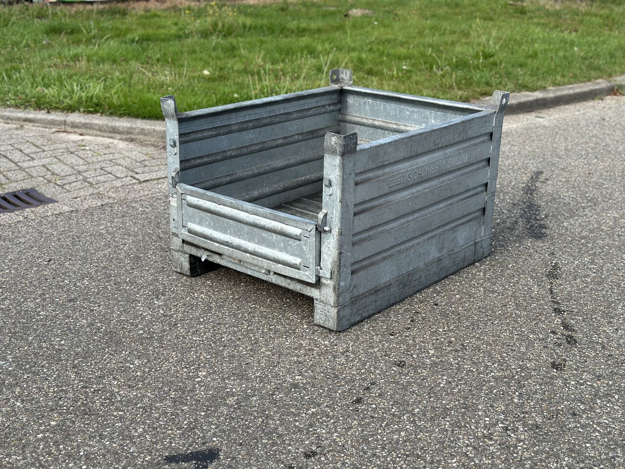 Gebruikte Stapelbak met klep aan korte zijde 1000x800x600mm Verzinkt