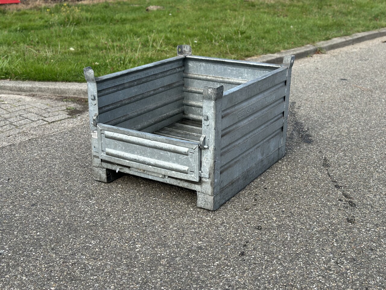 Gebruikte Stapelbak met klep aan korte zijde 1000x800x600mm Verzinkt