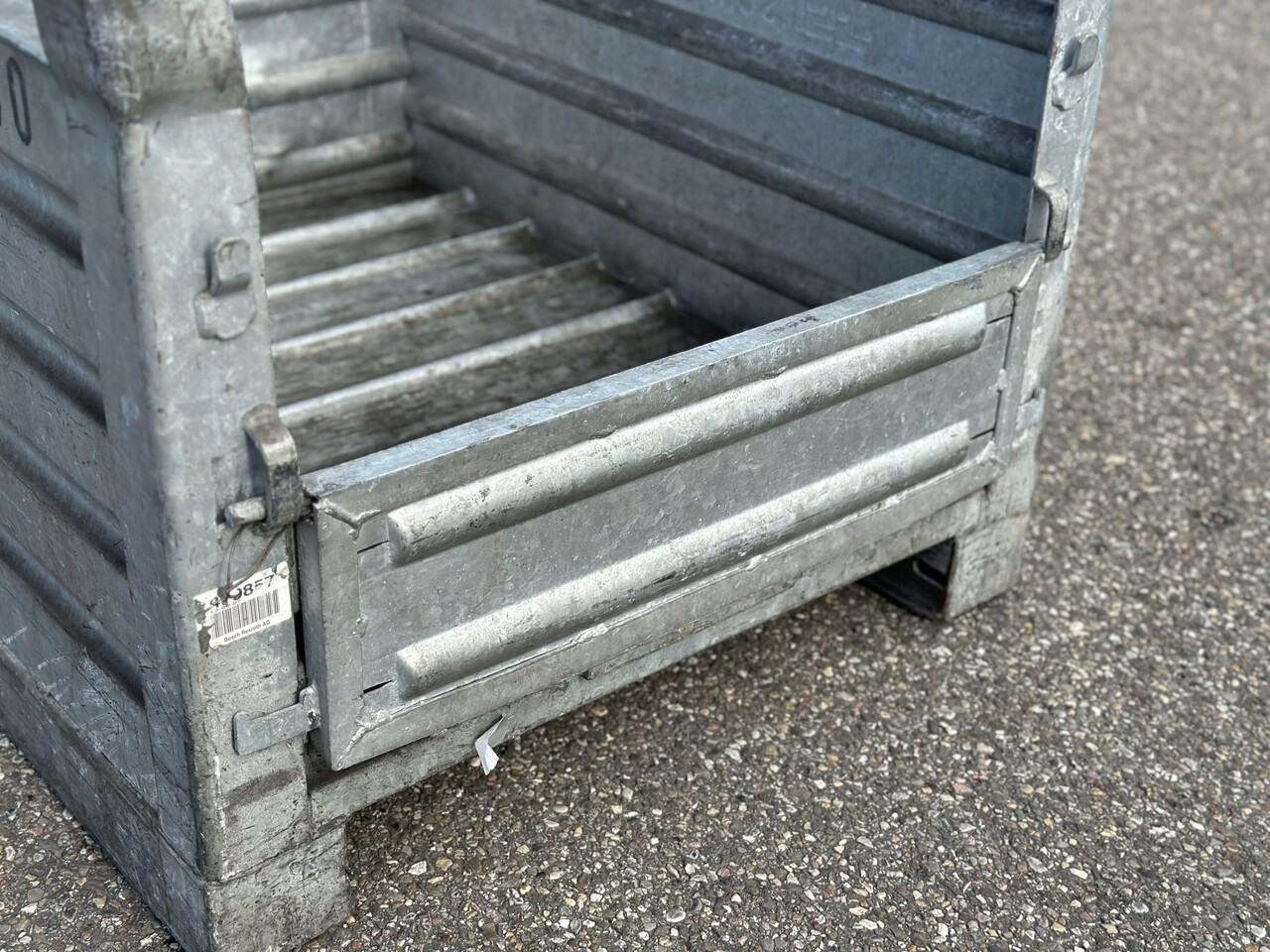 Gebruikte Stapelbak met klep aan korte zijde 1000x800x600mm Verzinkt