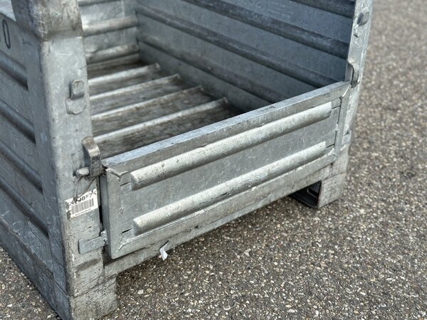 Gebruikte Stapelbak met klep aan korte zijde 1000x800x600mm Verzinkt