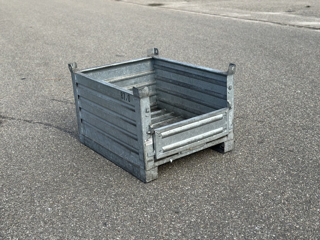 Gebruikte Stapelbak met klep aan korte zijde 1000x800x600mm Verzinkt