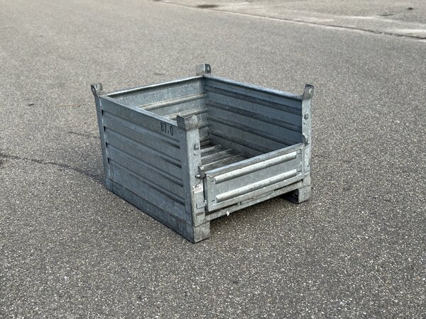 Gebruikte Stapelbak met klep aan korte zijde 1000x800x600mm Verzinkt