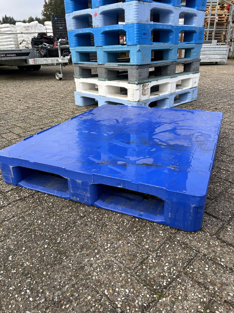 Gebruikte kunststof pallets met dichte bovendek 1200x1000x200mm Gebruikte kunststof pallets met dichte bovendek 1200x1000x200mm