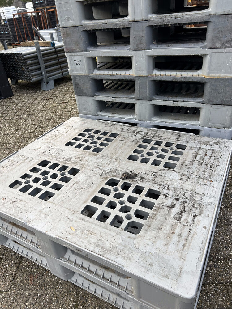 Gebruikte grijze kunststof pallets 1200x1000mm Gebruikte grijze kunststof pallets 1200x1000mm