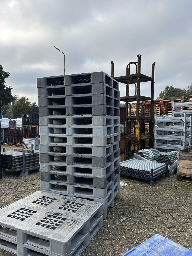 Gebruikte grijze kunststof pallets 1200x1000mm Gebruikte grijze kunststof pallets 1200x1000mm