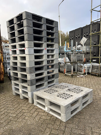 Gebruikte grijze kunststof pallets 1200x1000mm Gebruikte grijze kunststof pallets 1200x1000mm