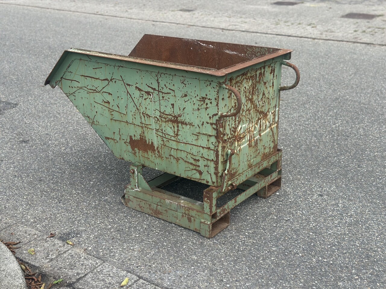 Gebruikte kantelbak (nr 3) 1300x730x860mm Gebruikte kantelbak (nr 3) 1300x730x860mm