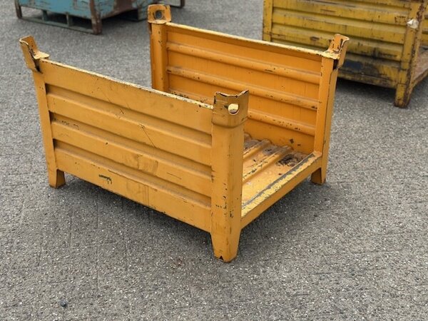 Gebruikte stapelbak 1000x800x600mm met 2 open korte zijde