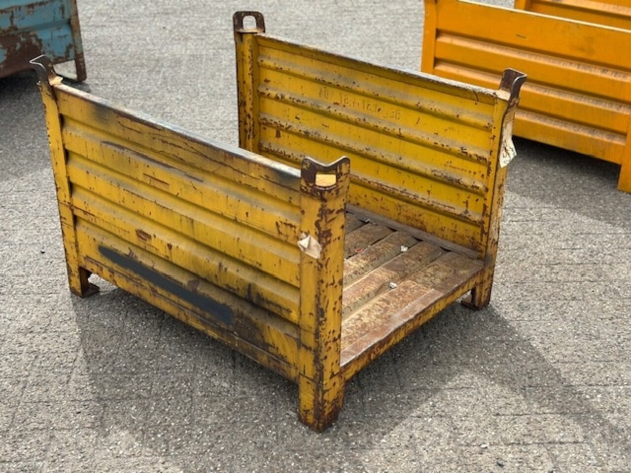 Gebruikte stapelbak 1000x800x600mm met 2 open korte zijde