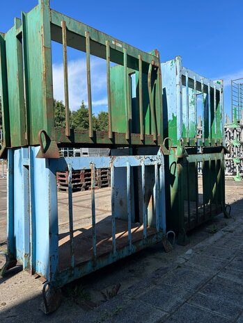 Partij stalenbakken (4st) zware uitvoering 1370x750x1100mm Partij stalenbakken (4st) zware uitvoering 1370x750x1100mm