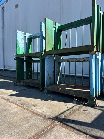 Partij stalenbakken (4st) zware uitvoering 1370x750x1100mm Partij stalenbakken (4st) zware uitvoering 1370x750x1100mm