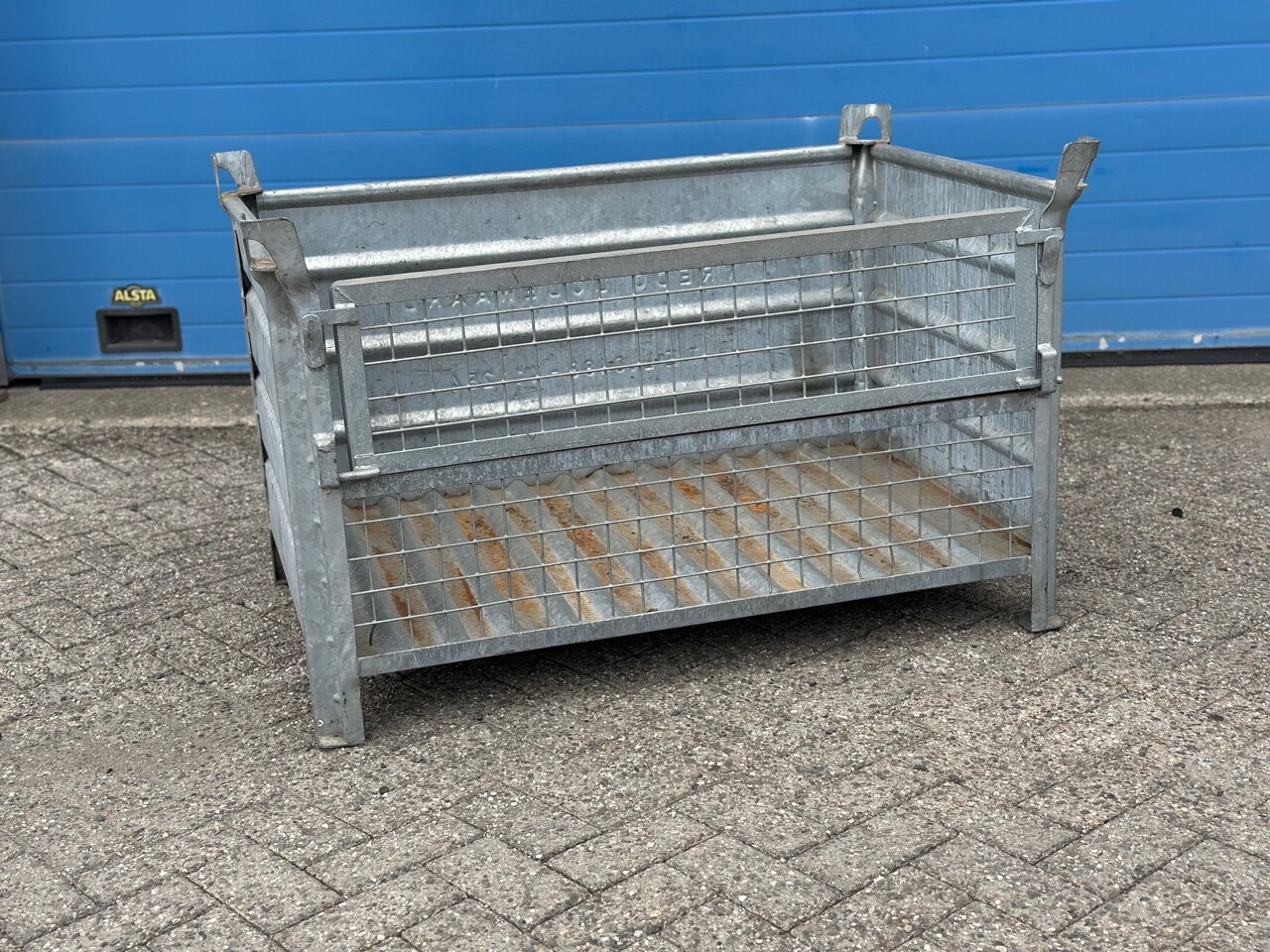 Gebruikte stapelbak 1240x840x700mm Verzinkt met klep Gebruikte stapelbak 1240x840x700mm Verzinkt met klep