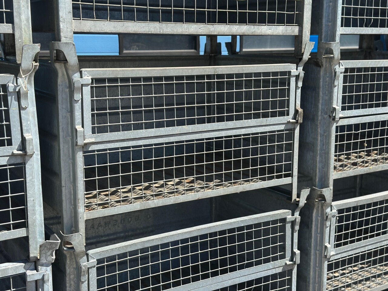 Aanbieding 20x Gebruikte stapelbak 1240x840x700mm Verzinkt met klep Aanbieding 20x Gebruikte stapelbak 1240x840x700mm Verzinkt met klep
