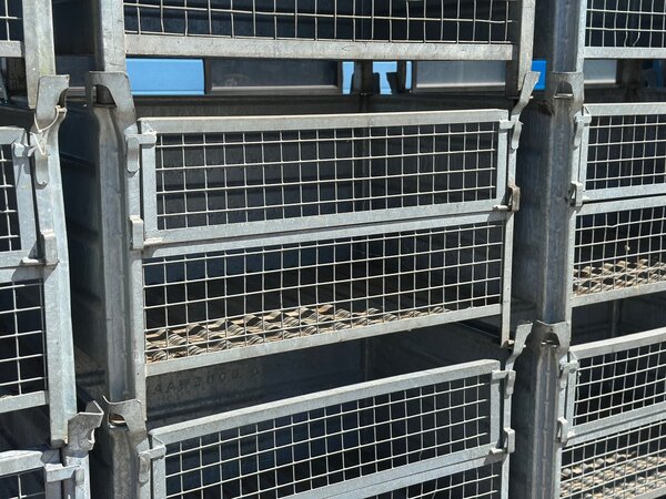 Aanbieding 20x Gebruikte stapelbak 1240x840x700mm Verzinkt met klep Aanbieding 20x Gebruikte stapelbak 1240x840x700mm Verzinkt met klep