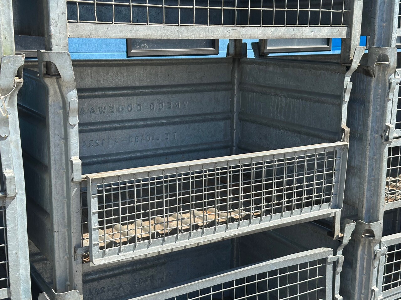 Aanbieding 20x Gebruikte stapelbak 1240x840x700mm Verzinkt met klep Aanbieding 20x Gebruikte stapelbak 1240x840x700mm Verzinkt met klep