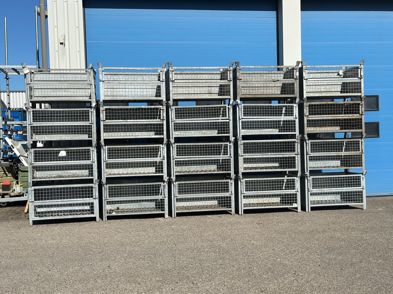 Aanbieding 20x Gebruikte stapelbak 1240x840x700mm Verzinkt met klep Aanbieding 20x Gebruikte stapelbak 1240x840x700mm Verzinkt met klep