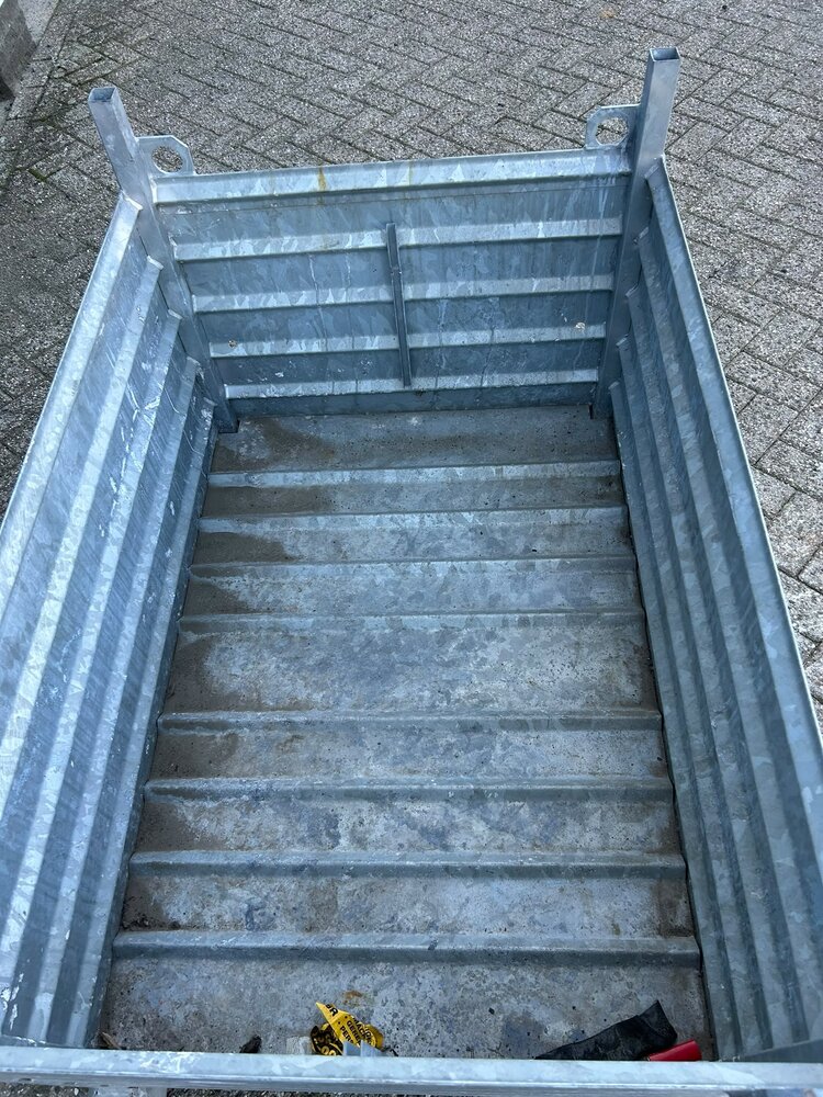 Gebruikte stalen stapelbak 1300x900x870mm Gebruikte stalen stapelbak 1300x900x870mm