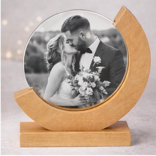 Foto op glas met houten standaard – gepersonaliseerd cadeau met eigen foto – uniek fotocadeau voor koppel, familie of herdenking – snelle levering België & Nederland