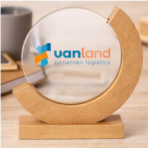 Foto op glas met houten standaard – gepersonaliseerd cadeau met eigen foto – uniek fotocadeau voor koppel, familie of herdenking – snelle levering België & Nederland