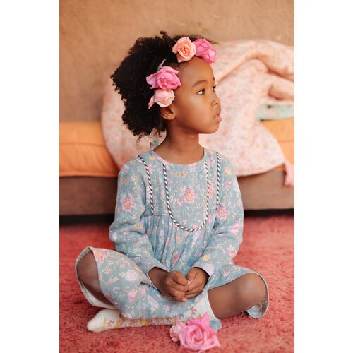 Louise Misha Blauwe jurk met lange mouwen in bloemenprint Louise Misha Blauwe jurk met lange mouwen in bloemenprint