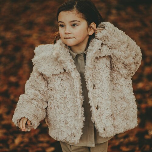 Donsje Knuffelbare winterjas met grote peter pan kraag in een beige kleur