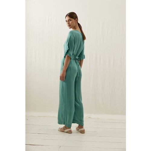 Louise Misha Dames jumpsuit met ceintuur in een prachtige groene kleur