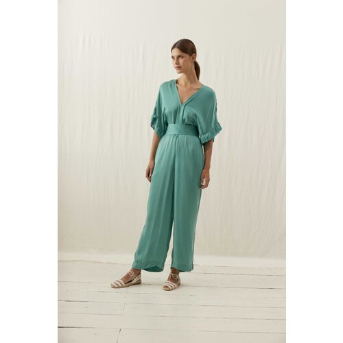 Louise Misha Dames jumpsuit met ceintuur in een prachtige groene kleur