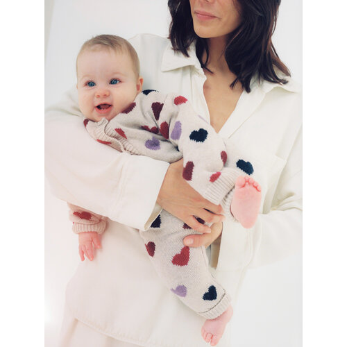 the new society Gebreid baby vestje met hartjes