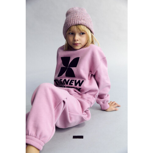 the new society Logo sweater in roze