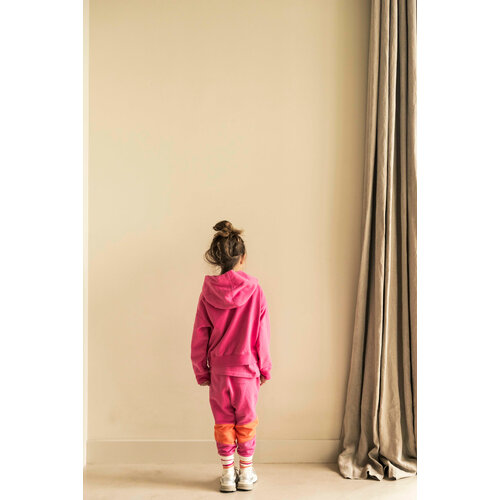 JENEST Roze jogger met contrasterende streep JENEST Roze jogger met contrasterende streep