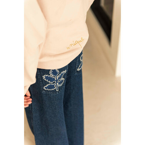 JENEST Sweater in licht roze met borduurwerk op de rug JENEST Sweater in licht roze met borduurwerk op de rug