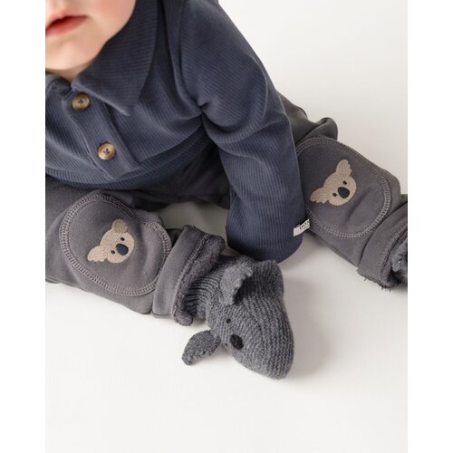 Donsje Grijs broekje met Koala applicatie Donsje Grijs broekje met Koala applicatie