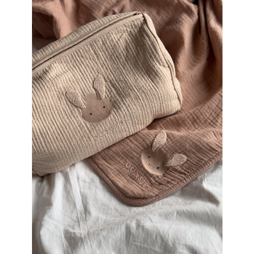 Donsje Mouseline deken in warm roze met fluffy bunny Donsje Mouseline deken in warm roze met fluffy bunny