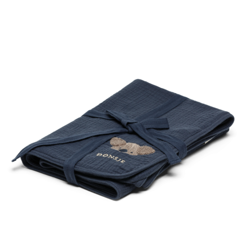 Donsje Mouseline deken in donkerblauw met koala Donsje Mouseline deken in donkerblauw met koala