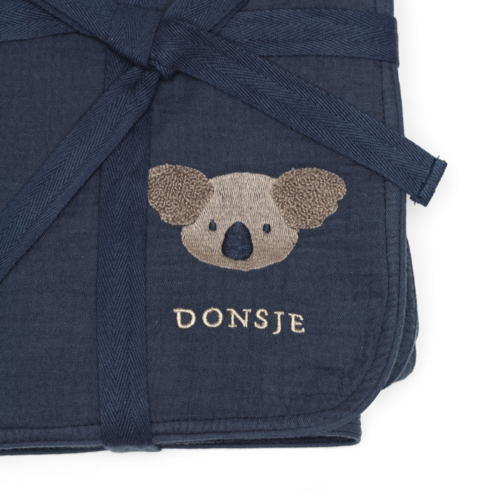 Donsje Mouseline deken in donkerblauw met koala Donsje Mouseline deken in donkerblauw met koala