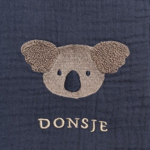 Donsje Mouseline deken in donkerblauw met koala Donsje Mouseline deken in donkerblauw met koala