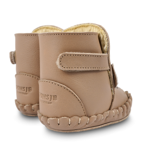 Donsje Gevoerde baby laarsje met een muis Donsje Gevoerde baby laarsje met een muis