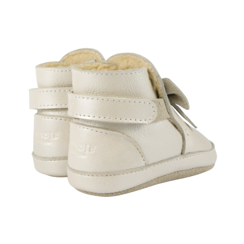 Donsje Gevoerde baby laarsje met strik in off white metallic Donsje Gevoerde baby laarsje met strik in off white metallic