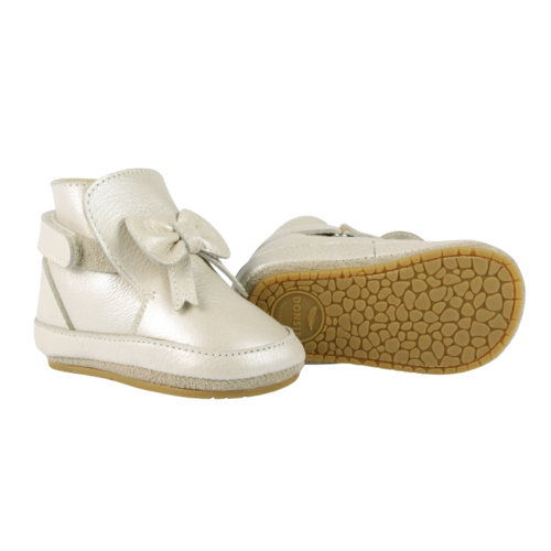 Donsje Gevoerde baby laarsje met strik in off white metallic Donsje Gevoerde baby laarsje met strik in off white metallic