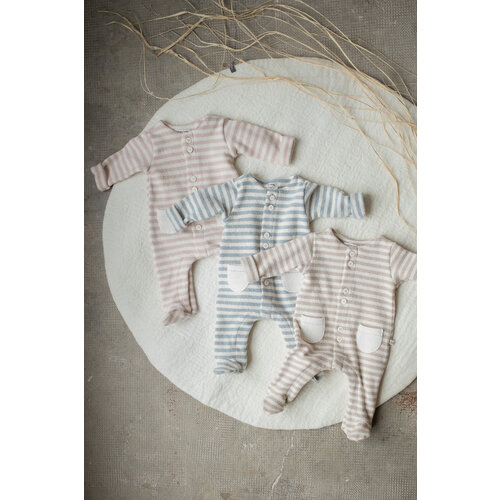 1 + in the family Beige gestreept pakje met voetjes
