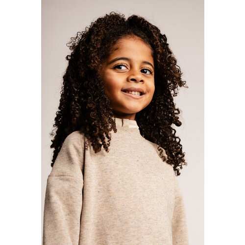 Baje studio Zandkleurige sweater met ruffle kraag