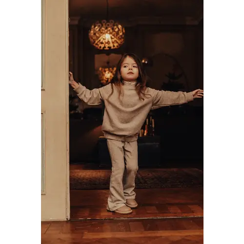 Baje studio Zandkleurige sweater met ruffle kraag