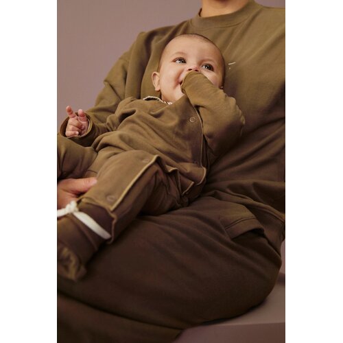 Gray label Baby pakje met drukknoopjes in warm bruin - Copy