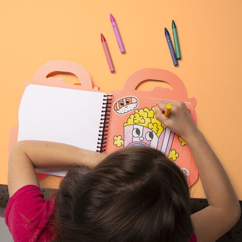 OMY Kleurboek met stickers en krijtjes OMY Kleurboek met stickers en krijtjes