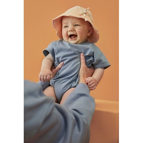 Gray label Baby pakje met korte mouw in steengrijs Gray label Baby pakje met korte mouw in steengrijs