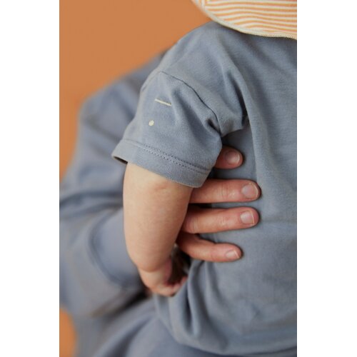 Gray label Baby pakje met korte mouw in steengrijs Gray label Baby pakje met korte mouw in steengrijs