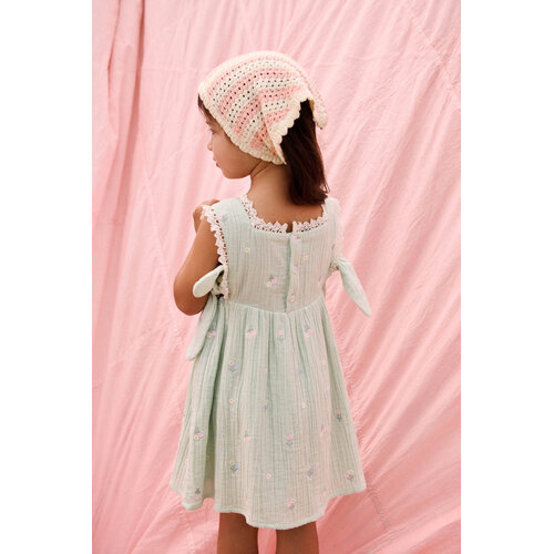 Louise Misha Lichte groene jurk met geboorde details