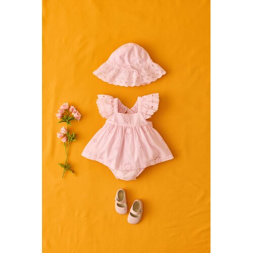 Louise Misha Lichte roze baby jurkje met geborduurde en kanten details